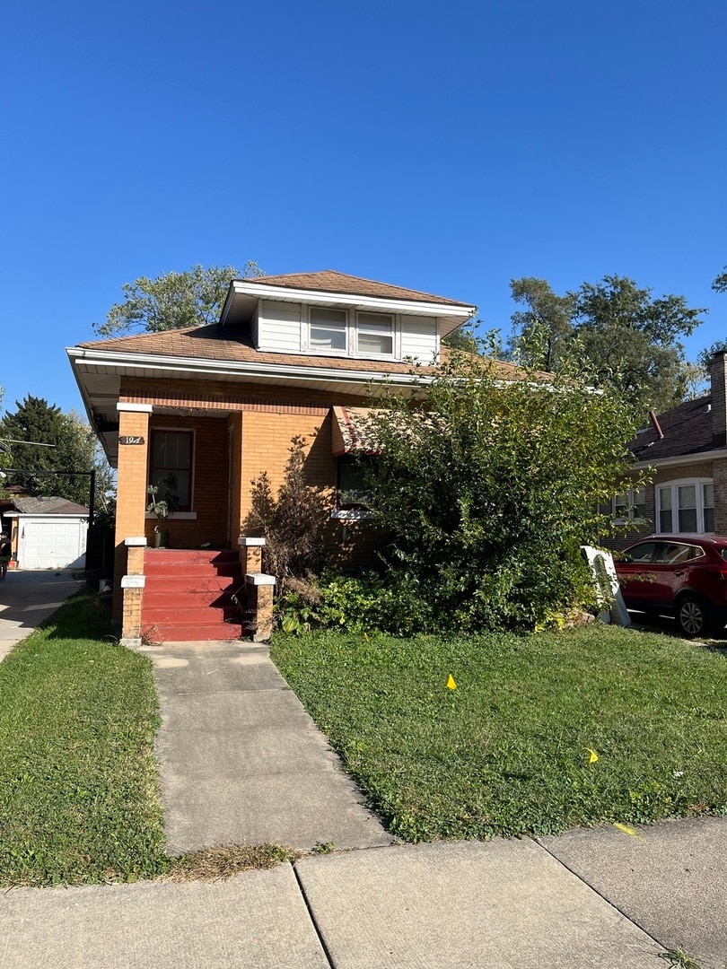 view of front facade featuring a front yard