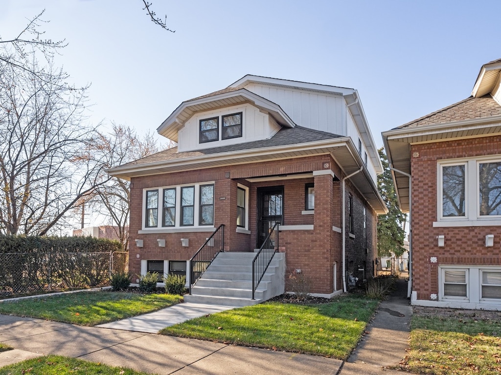 bungalow featuring a front lawn