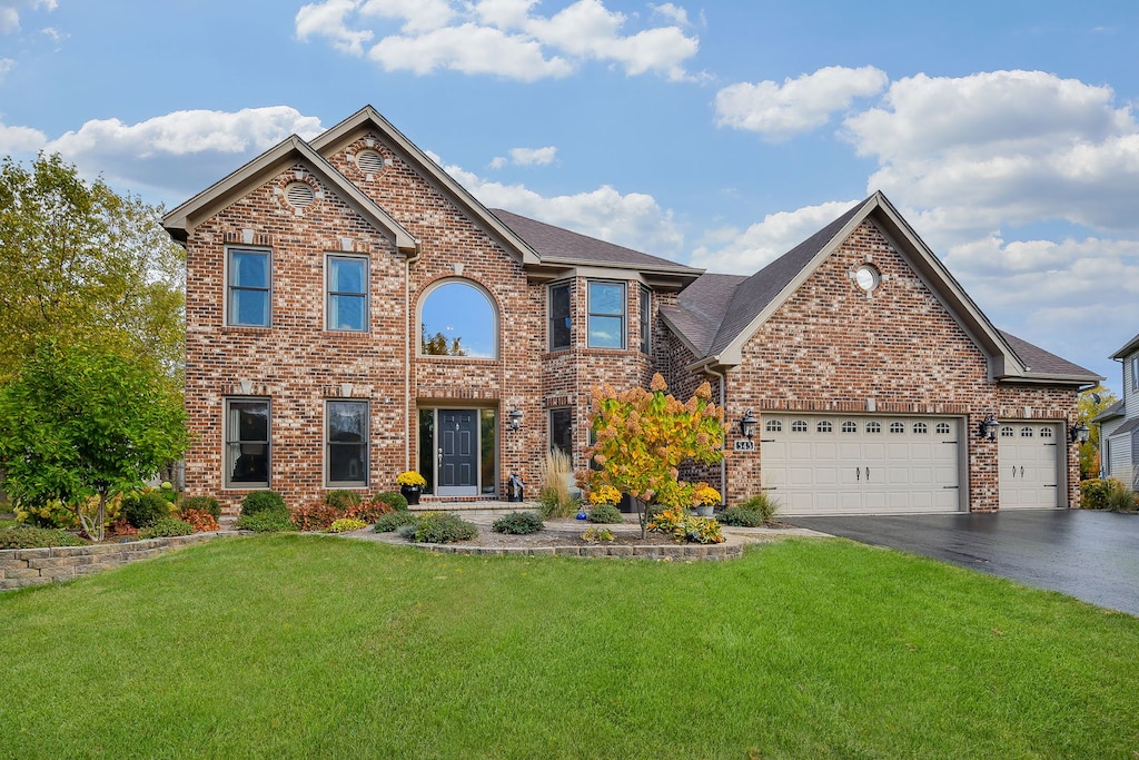 view of front of house featuring a front lawn and a garage