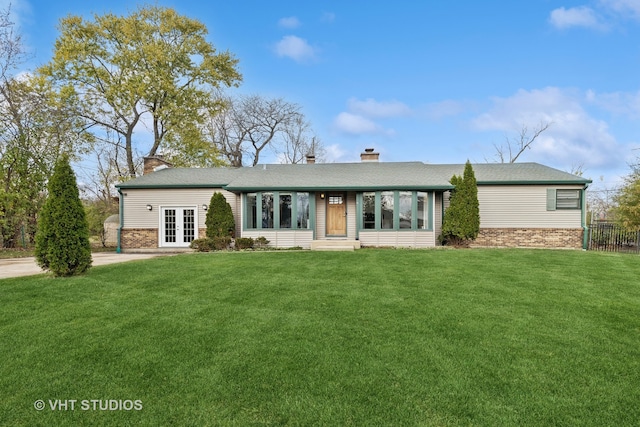 single story home featuring a front lawn