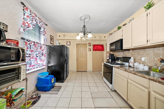 kitchen featuring black appliances, sink, backsplash, decorative light fixtures, and an inviting chandelier