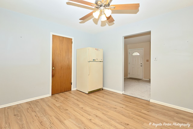 empty room featuring light hardwood / wood-style floors and ceiling fan