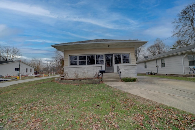 view of front facade featuring a front lawn