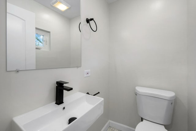 bathroom featuring toilet and sink