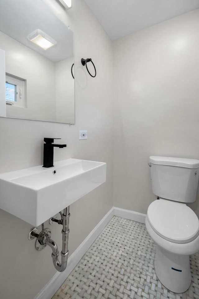 bathroom featuring toilet and sink