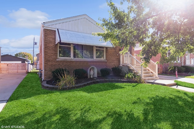 view of front facade featuring a front lawn