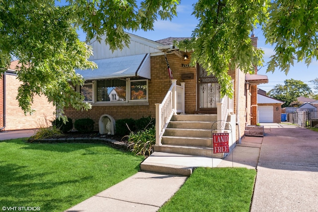 view of front of house with a front lawn and a garage