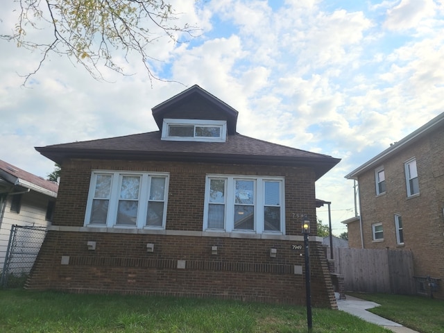 view of front of home with a front lawn