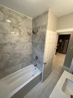 bathroom with tiled shower / bath combo