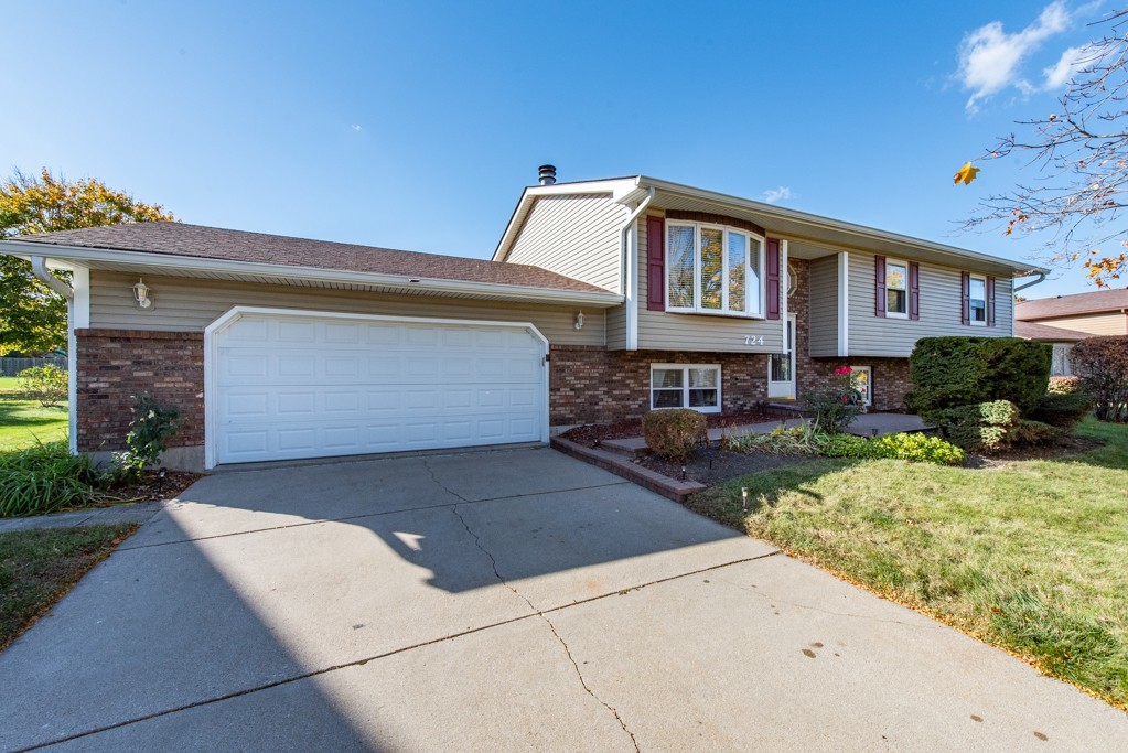 view of front facade featuring a front yard and a garage