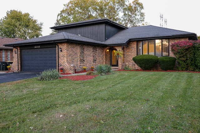 view of front of home featuring a garage and a front yard