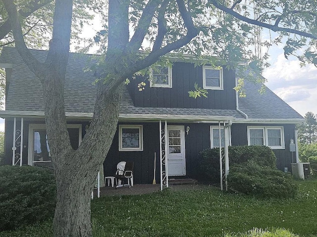 view of front of home featuring central air condition unit and a front lawn