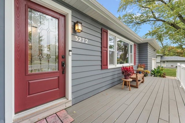 property entrance featuring a deck