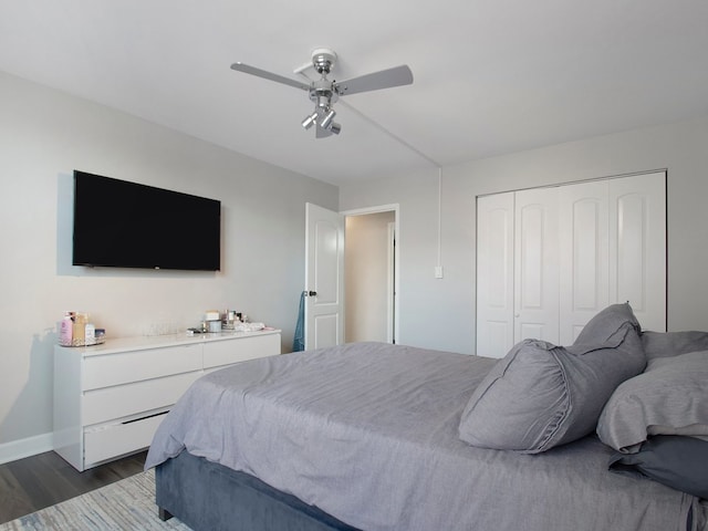 bedroom featuring dark wood-type flooring, ceiling fan, and a closet