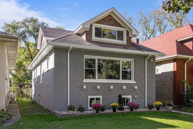 view of front of property with a front lawn