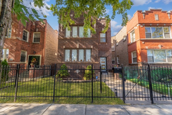 view of front of home with a front yard