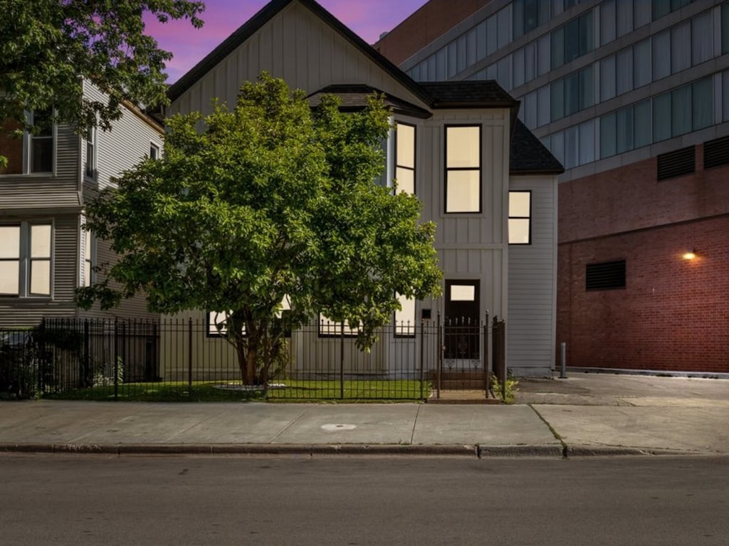 1110 W Addison St, Chicago, IL 60613 - photo 1