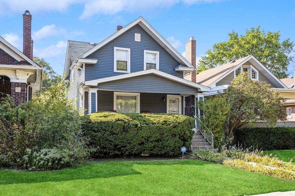 view of front of house with a front lawn