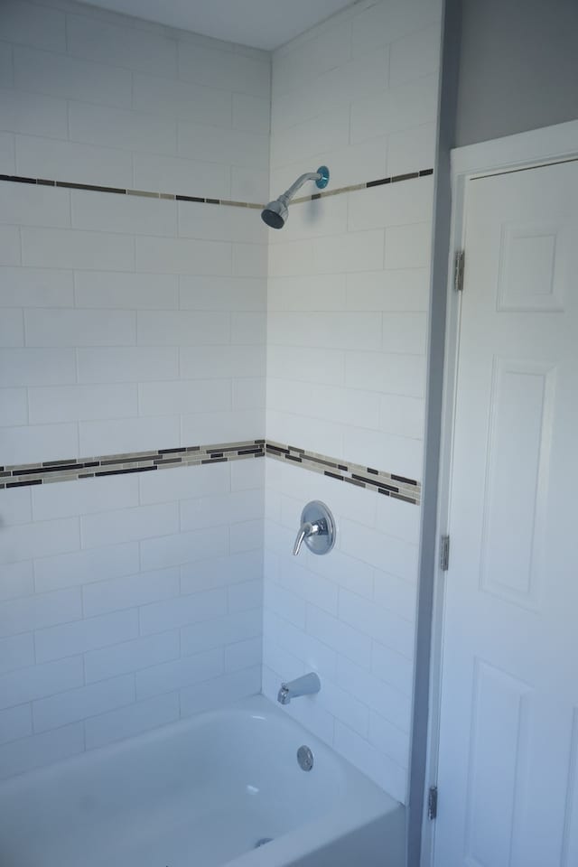 bathroom with tiled shower / bath