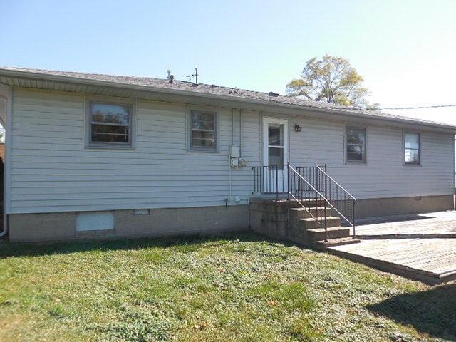 view of front of house featuring a patio area and a front lawn