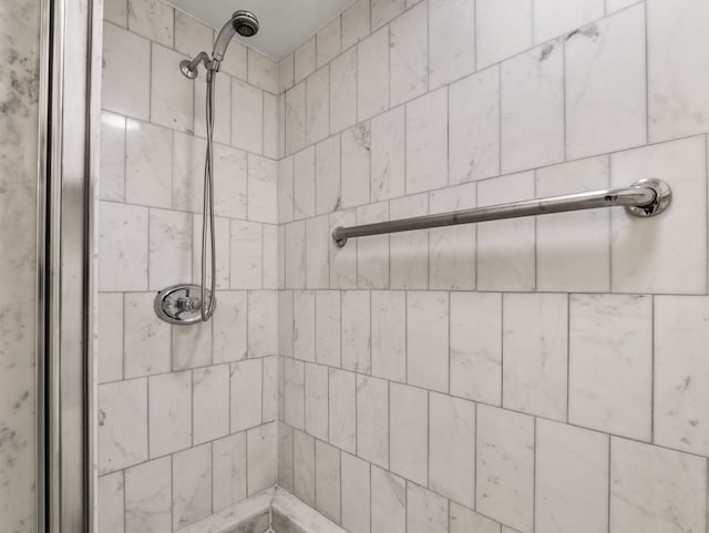 bathroom featuring tiled shower