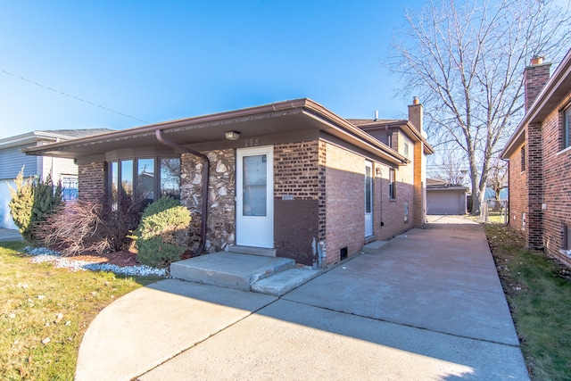 view of front of property featuring an outdoor structure and a garage