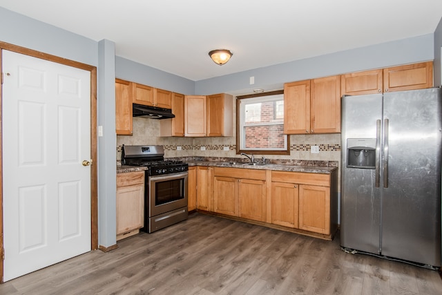 kitchen with sink, dark wood-type flooring, stainless steel appliances, and backsplash