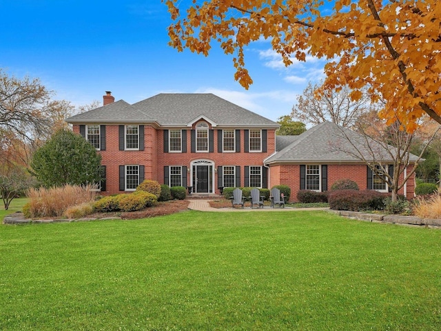 colonial inspired home featuring a front yard