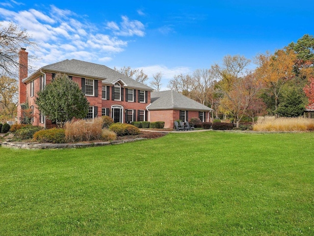 view of front of property featuring a front yard