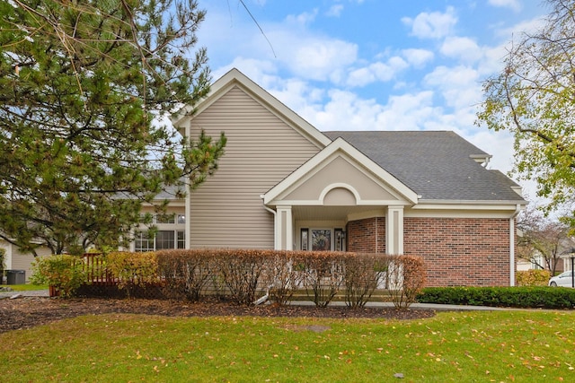 view of front of property featuring a front yard