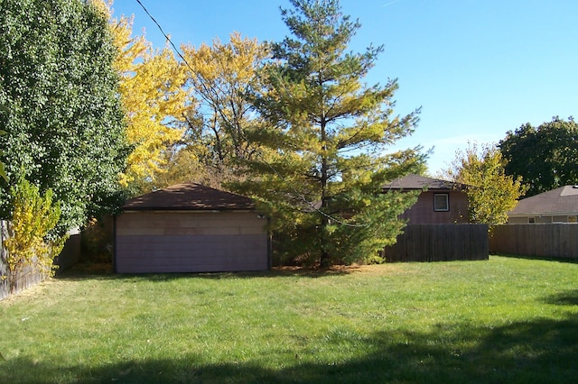 view of yard featuring a storage unit