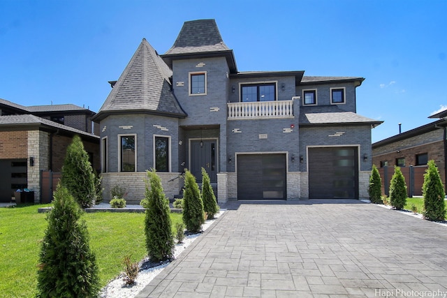 view of front of house featuring a front yard and a garage