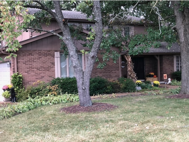 view of front of house featuring a front yard