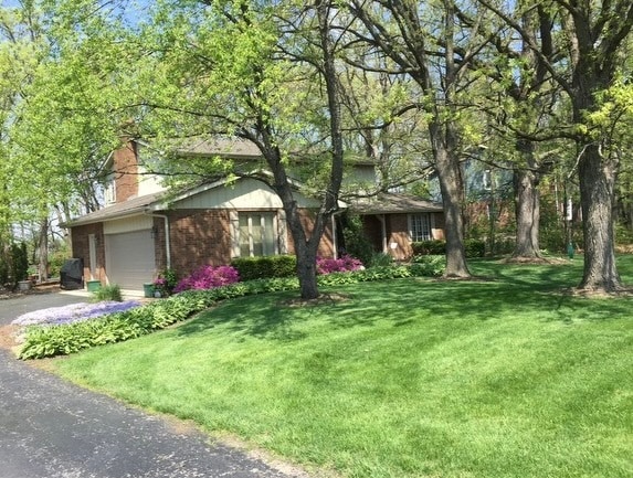 view of front of house featuring a front yard and a garage