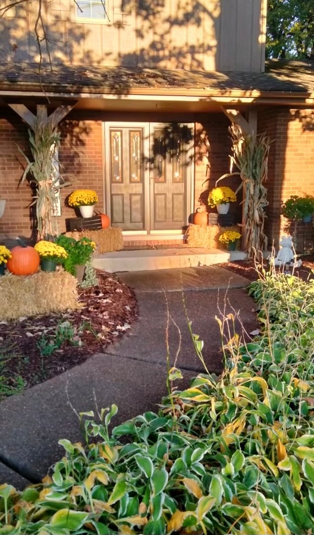 entrance to property with covered porch