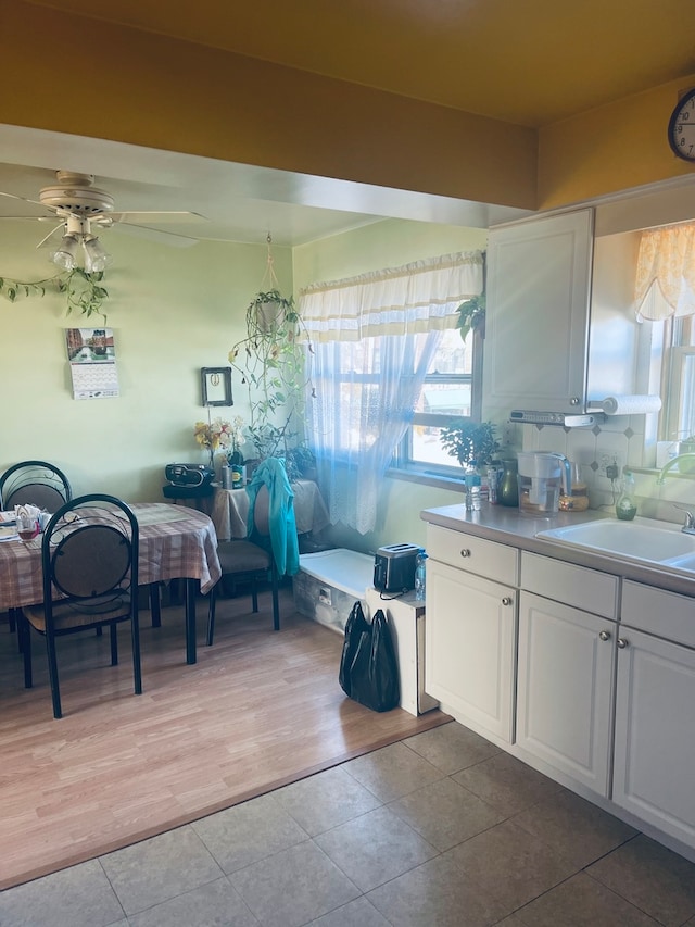 dining area featuring light hardwood / wood-style floors, sink, and ceiling fan