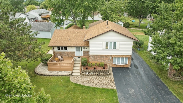 view of front of property featuring a front lawn and a garage