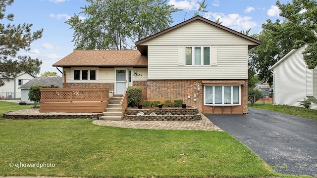 view of front of home featuring a front yard