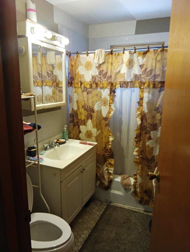 full bathroom featuring vanity, shower / tub combo, decorative backsplash, and toilet