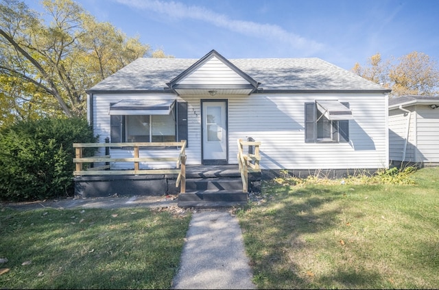 view of front of home featuring a front lawn