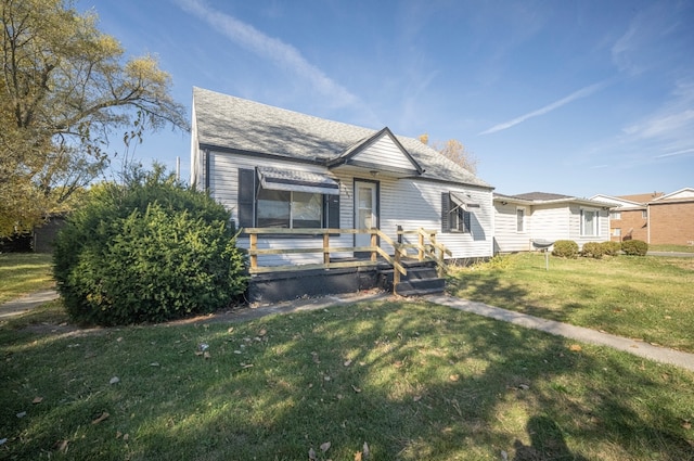 view of front of property featuring a front lawn