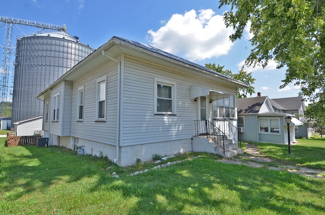 view of front facade with a front yard