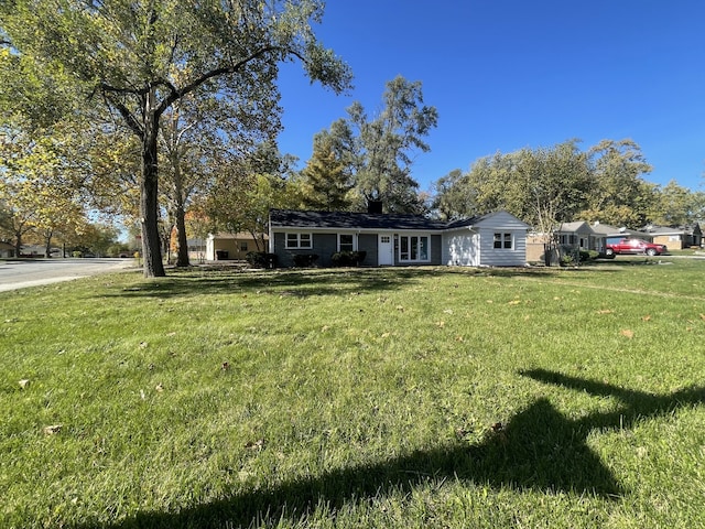 single story home with a front lawn