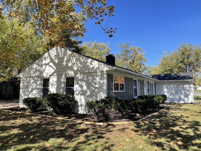 view of front of property with a front lawn