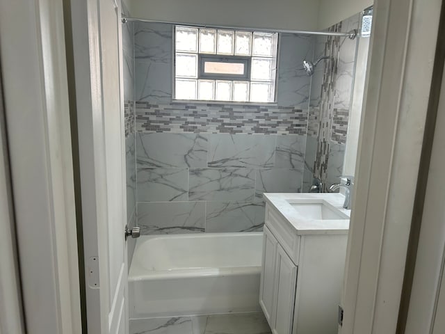 bathroom with vanity and tiled shower / bath