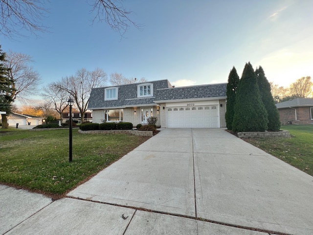 view of front facade featuring a yard and a garage