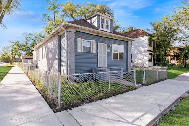 view of front of house featuring a front lawn