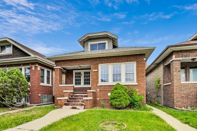 view of front of property featuring a front yard