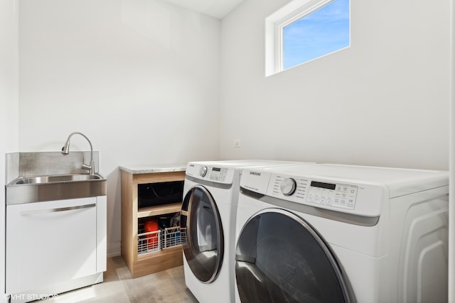 washroom featuring sink and washing machine and clothes dryer