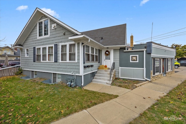 view of front of house featuring a front lawn